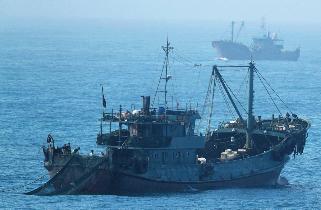 China domina la pesca global mediante el “abanderamiento” de barcos en aguas extranjeras